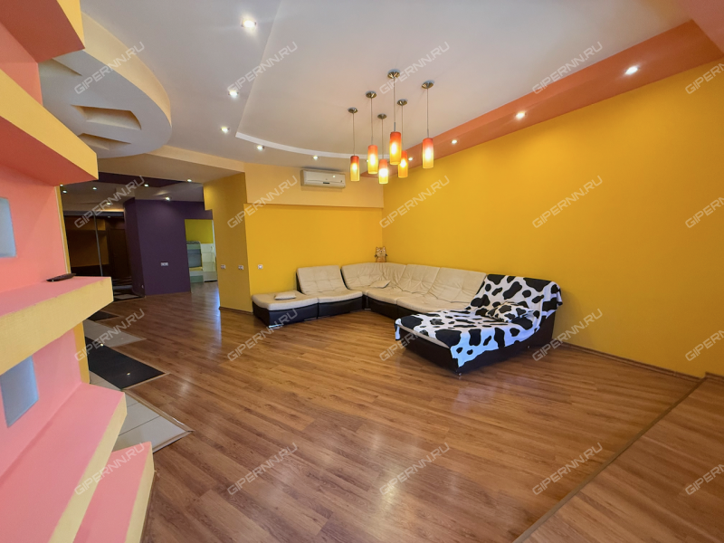 трёхкомнатная квартира на улице Коминтерна дом 127