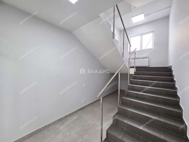 здание под офис, торговую площадь на улице Ларина