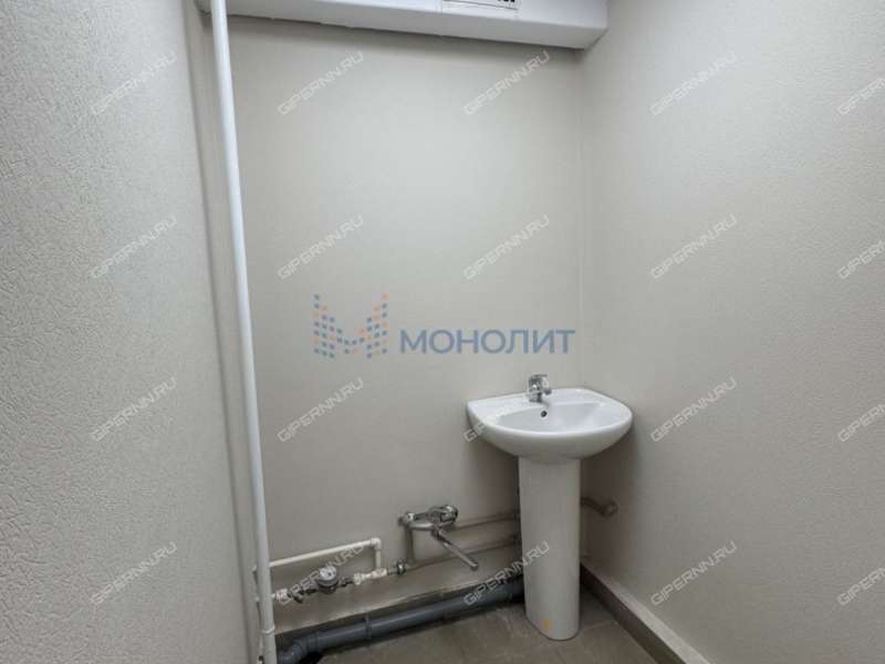 помещение под офис, торговую площадь на улице Героя Советского Союза Усилова