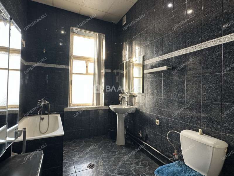 трёхкомнатная квартира на улице Коминтерна дом 4