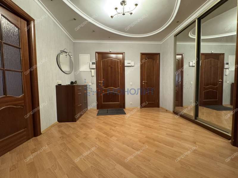 трёхкомнатная квартира на Керченской улице дом 28