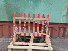 Провал у 10-этажного дома на Казанском шоссе закрыли деревянными поддонами