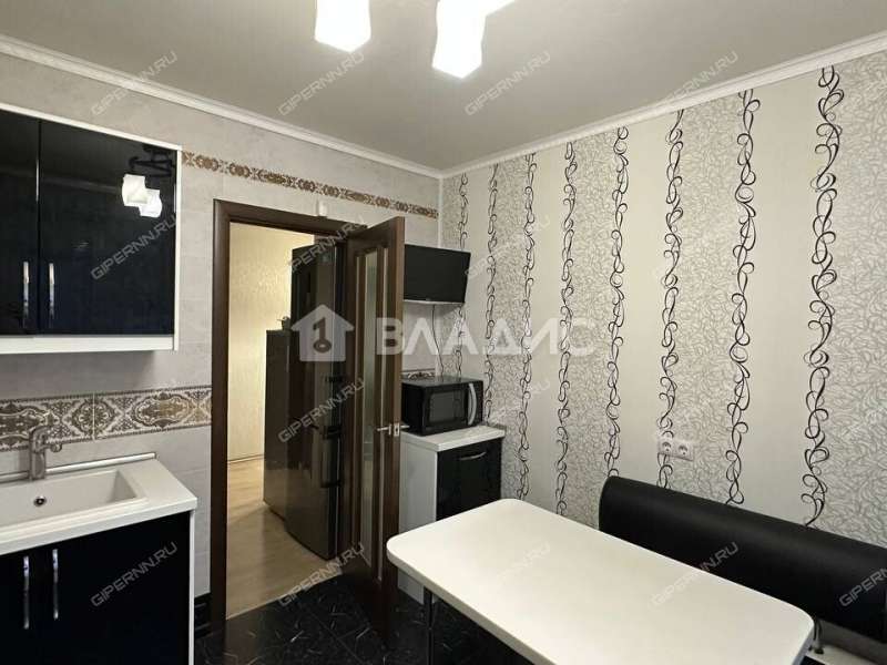 трёхкомнатная квартира на улице Старых Производственников дом 20