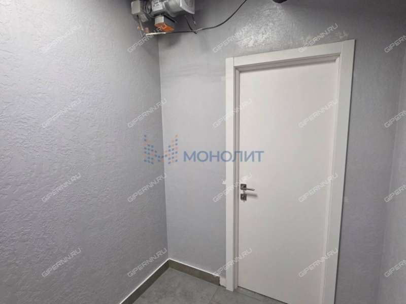 помещение под офис, торговую площадь на улице Владимира Лузянина