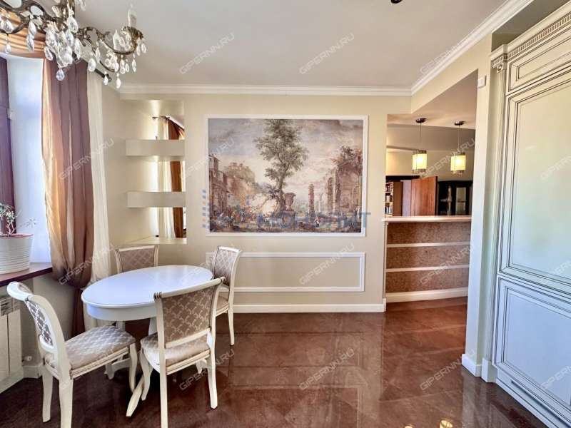 трёхкомнатная квартира на улице Короленко дом 19б